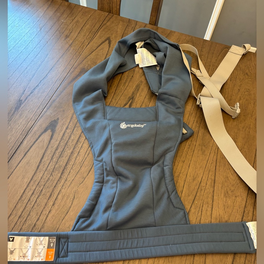 Ergobaby Embrace Carrier- Like New! 💙